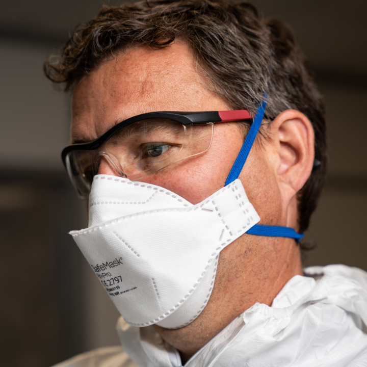 lifestyle masks white / blue – SAFEMASK® FIT+PRO FFP2 NR MASK